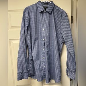 Like new. Banana Republic dress shirt. Slim fit. LT